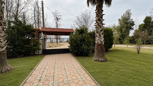 Parcela Con Casa, Piscina/ Quincho, Frente A Parque Y Laguna