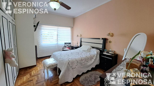 Casa En Venta En Villa Luzuriaga, 5 Ambientes