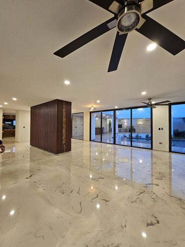 Residencia De Lujo En Venta Ubicada En La Privada Bosques De Altabrisa, Merida.