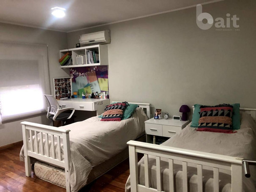 Imagen 10 de 29 de Venta Casa En El Cerro De Las Rosas, Moderna, Impecable De 3 Dormitorios Con Pileta Climatizada Y Calefacción Central.