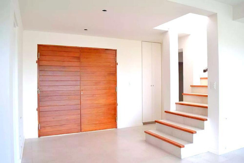 Casa En Venta En El Canton Con 3 Dormitorios. Con Renta