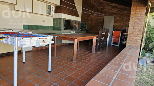 Casa En Venta 4 Dormitorios, Pileta, Cochera Triple Ideal Comercial