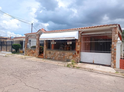 Casa En La Urb. Fundación Mendoza, Valencia    Lemc-558