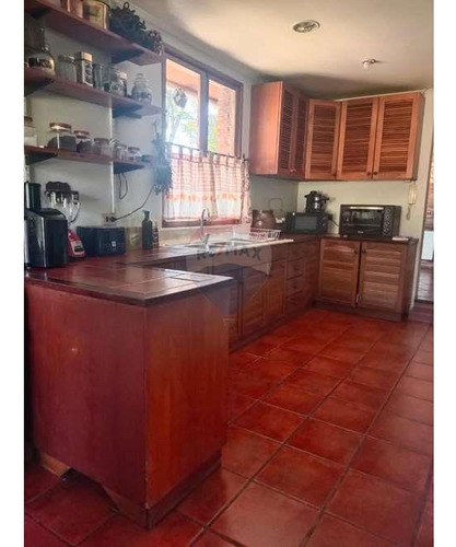 Venta De Hermosa Parcela Con Gran Casa Con Cava!!