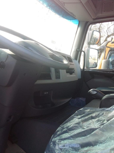 Imagem 7 de 10 de Volvo Vm 330 6x2 2021/2021 Prata