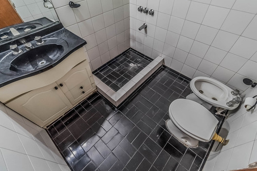 Encantadora Casa De 5 Ambientes Con Amplios Espacios Y Excelente Ubicación