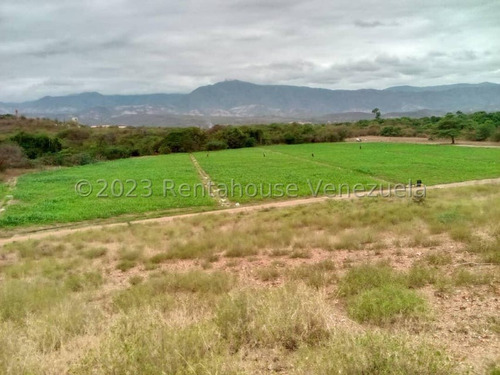 Carlos Colmenarez Vende Fabulosa Finca De 13ha. Con: 2 Lagunas, Agua Por Buco A Gravedad, Posee Electricidad 110 Y 220, Ubicada A Pocos Minutos Del Centro Del Tocuyo Con Acceso Directo De La Autopista