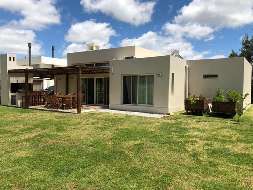 Venta Casa En Altos De La Tahona