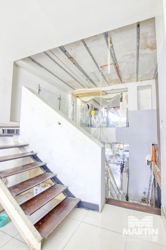 Local De 170 M2 Cubiertos, 2 Baños, 2 Subsuelos Y Jardín, A Metros De Alvear.