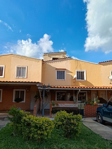 Luisa Mezones Vende Townhouse De 3 Niveles En Res Laguna Club San Diego Foth-553