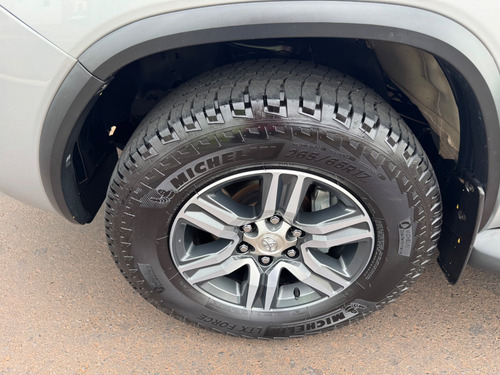 Toyota Hilux SW4 2.7 SR 7 LUGARES 4X2 16V FLEX 4P AUTOMÁTICO