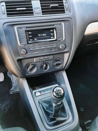 Imagen 12 de 14 de Volkswagen Jetta 2017 2.5 Trendline Mt