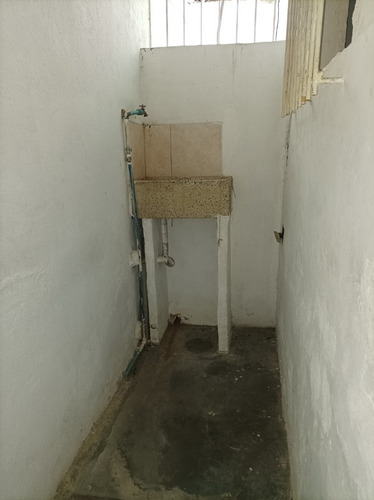 Imagen 7 de 10 de Se Alquila Amplio Anexo Comercial En La Av. Bolivar Norte Vg