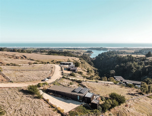 Casa En Venta En Pichilemu, Con Gran Vista Al Mar