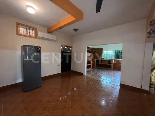 Amplia Casa De 3 Niveles Con Vistas Panorámicas En Lomas De Enmedio