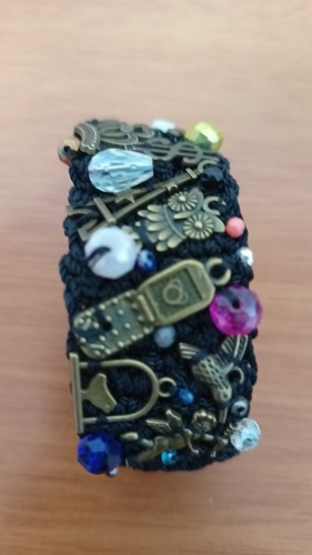 Brazalete Pulsera Tejida Delgada Con Dijes Y Cristales.