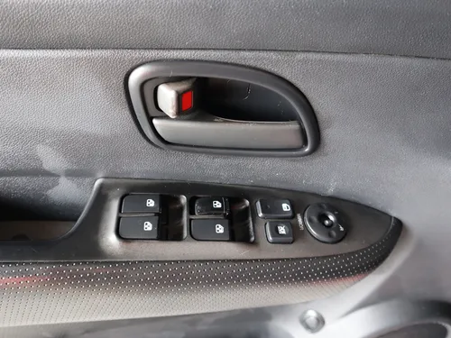 Kia Carens RONDO LX 2.0 MT 4X2 7 PSJ