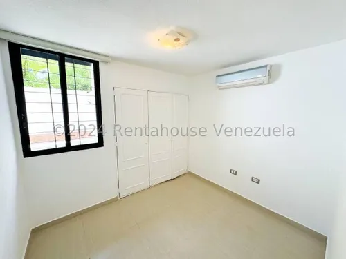 Agp Espectacular Apartamento En Planta Baja, Calle Cerrada Y Vigilancia Privada En Venta En Colinas De La Tahona 25-2354 Ys