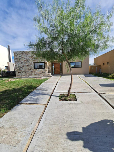 Casa A La Venta En San Ramón, Pilar Del Este En Una Planta