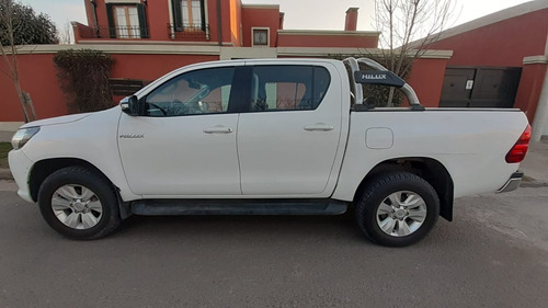 Imagen 4 de 8 de Toyota Hilux Srv 2016 4x2 D/c 2.8 6 M/t