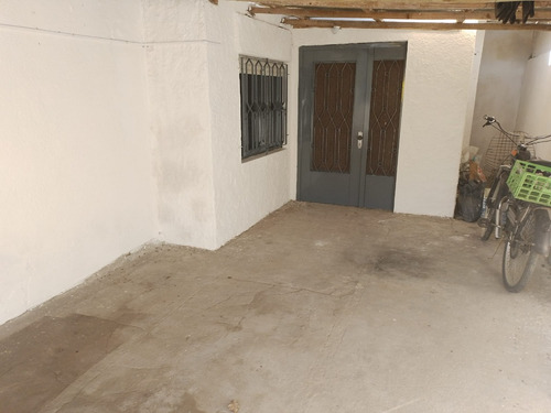 Publicado 5 De Julio De 2025 Por López & Hernández Alquila Casa De 2 Dormitorios Lugar Para Coche. Centenario 1686