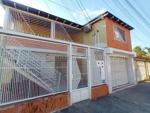  José López Vende  Espectacular Casa De Dos Niveles En  Zona Oeste, Barquisimeto  Lara, Venezuela.  6 Dormitorios  5 Baños  200.02 M² 