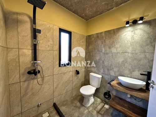 Casa En Venta A Estrenar. Piriápolis. 2 Dormitorios, 2 Baños, Parrillero. Construcción Tradicional.