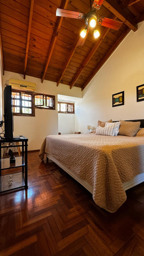 Hermoso Chalet, Excelente Esatdo De Conservación.
