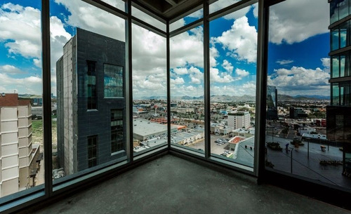 Oficina En Venta En Torre Azenzo, Con Acceso Al Balcón.