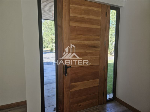 Casa En Venta De 5 Dorm. En Colbún