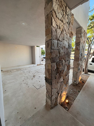 Casa En Venta De 3 Recamaras Con Cuarto De Servicio Ubicada En Montes De Ame.