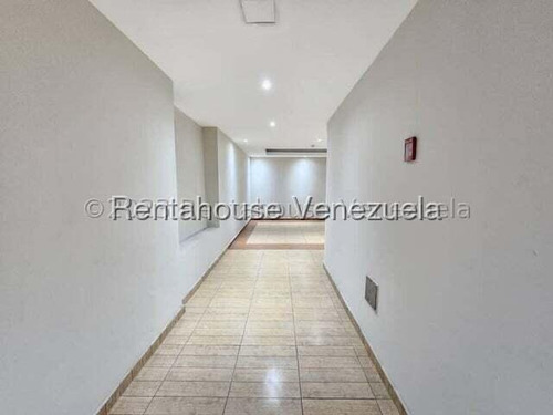 Bello Apartamento En Venta En Los Cabos A Remodelar A Su Gusto Con Planta Eléctrica Total Agua Constante Piso Medio Excelente Ubicación Nela 25-20469