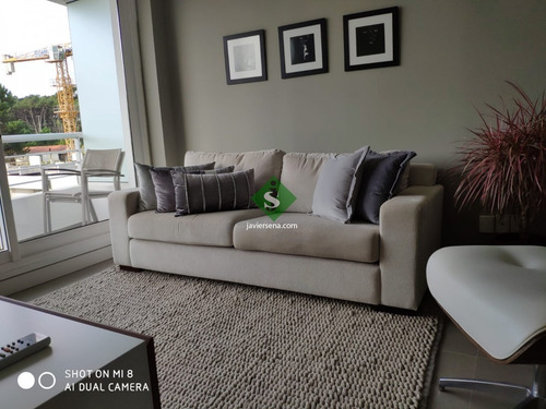Venta De Apartamento En La Roosevelt, 2 Dormitorios, 2 Baños, Cerca De Todo. - Ref: 167189