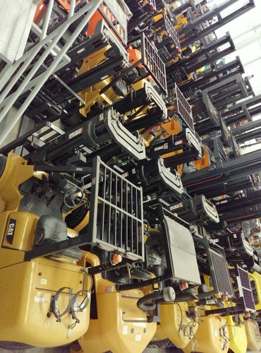 Imagen 4 de 12 de Montacargas Hombre Parado Doble Reach Caterpillar