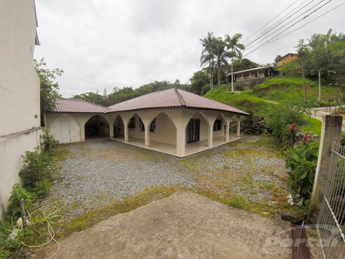 Ótima Casa No Bairro Ribeirão Fresco, Imóvel Conta Com 3 Dormitórios, 2 Banheiros, Cozinha, Sala De Estar E Jantar, Área De Festas, Área De Serviço E Um Excelente Espaço De Terreno. - 3579615v