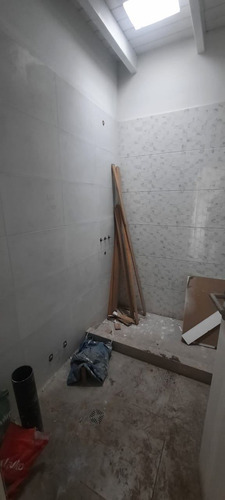 Casa En Venta De 2 Dormitorios C/ Cochera En Luzuriaga