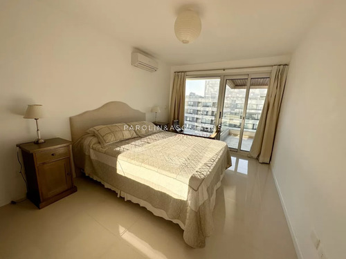 Apartamento En Venta De 2 Dormitorios Y Medio En Torre Icon, Punta Del Este.