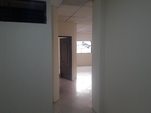 Oficina Dos Ambientes Excelente Ubicacion, Ave. Fco. De Orellana. Aire Acondicionado, Servicio De Porteria .40mt2