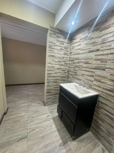 Chalet En Barrio Ingles A Metros De La Plaza De Hurlingham. Lote 10 X 44