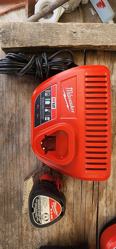 Bateria 12 V 2.0 A.h Milwaukee M12 Redlithium Y Cargador