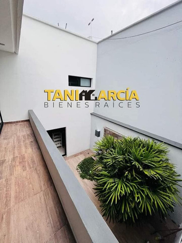 Vendo Casa Excelente Ubicación, Frente A Plaza Shangrila