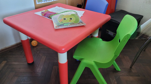 Mesa Infantil Con Altura Regulable Y Dos Sillas