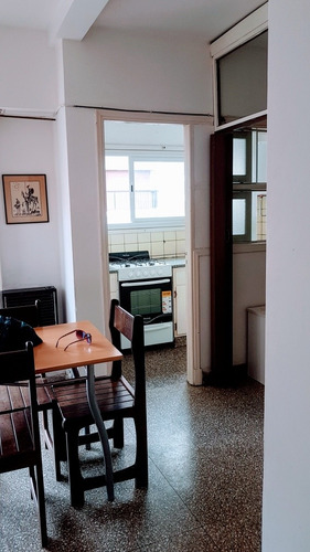 Imagen 7 de 14 de Alquilo Mar Delplata Dto 3 Cuadras Playa Casino, A 3 Cuadras Paseo Aldrey, A 2 Cuadras Plaza Colon Libre 17/02/22 A La Calle Balcón Saliente Dormitorio Wi Fi Tv Color Cable Microondas Tucuman 2400 7mo