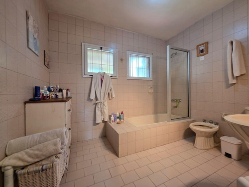 Venta De Casa 4 Ambientes. Parque Leloir