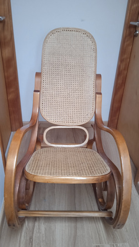 Silla Mecedora Con Estirillado Y Madera. Muy Cómoda