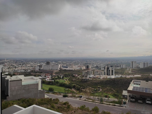 Imagen 11 de 24 de Vista Al Hoyo 3 Y La Ciudad Con Cuarto De Juegos