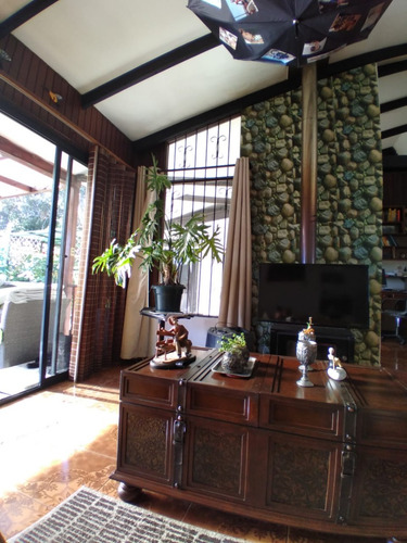 Se Vende Casa Con 2 Cabañas Ubicada En Sector Miraflores