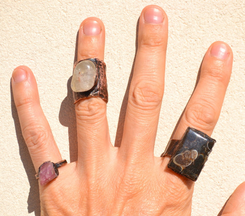 Imagen 2 de 7 de Anillo Texturado Con Piedra Natural Cuarzo Cristal Y Cobre