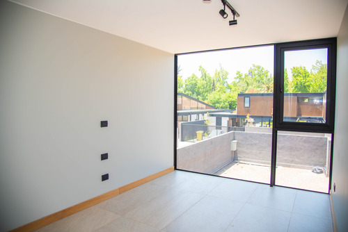 Increible Casa Minimalista-colegio Newland