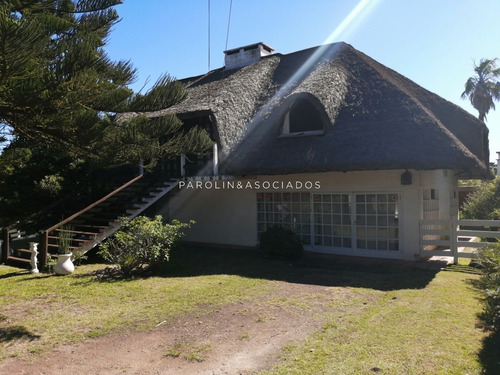 Casa De 5 Dormitorios En Pinares, Punta Del Este- Ref: 2705